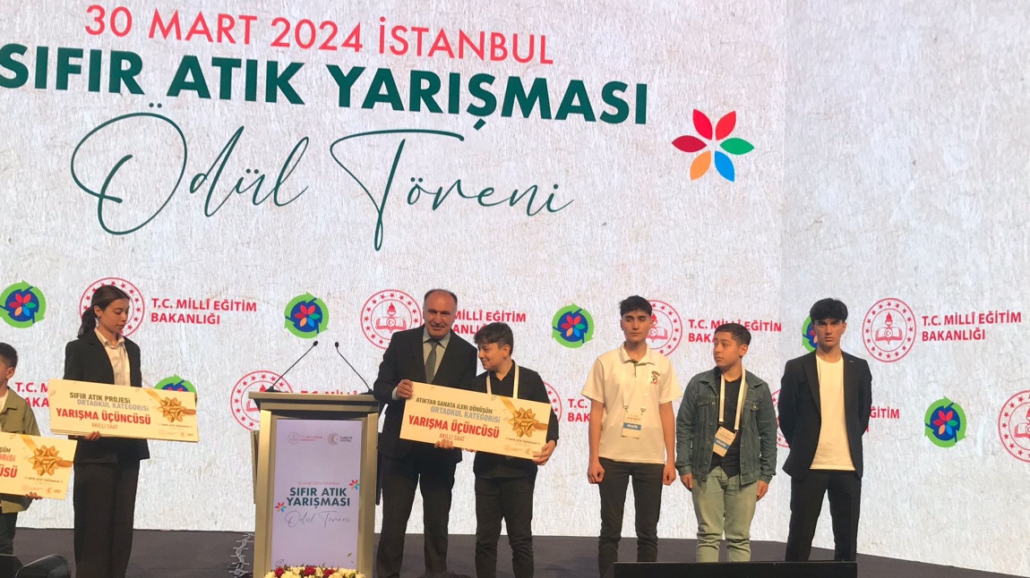Sıfır Atık Yarışması Türkiye 3.’sü olan öğrencimiz düzenlenen törende ödülünü aldı.